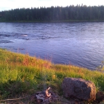 Nuotio joen rannalla.